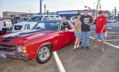 1971 ELCOMINO- The Thunder on the Plains Cruise was held Friday around Levelland. Awards were handed out for best looking cruisers. Pictured is Carl and Karen Owens with their award. (Photo courtesy of Emily Campos)