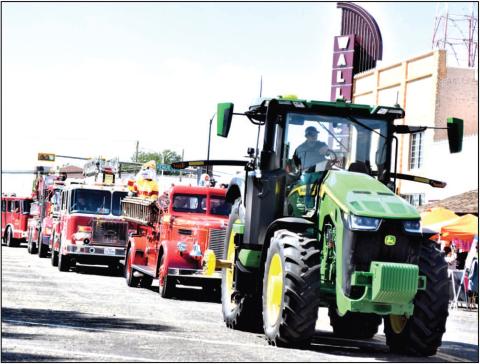 HERE COMES THE PARADE— The second annual Falling for the Wallce featured a downtown parade on Saturday. The parade had tractors, classic cars and the Levelland ISD marching band. The parade kicked off a day full of activities for the community. (Staff photo by Lynda Work).