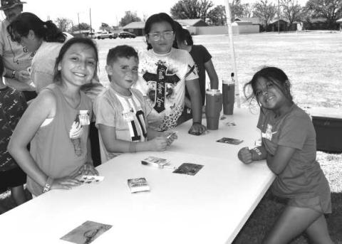 PARK FUN - The Oasis Church in Levelland held a community event Wednesday at the Kuaufman Park. Pictured is Kaylee Garza, Eli Maldonado, Ava Galarza Mireya Cabezuela and Michele Forest. (Staff photo by Emily Campos)