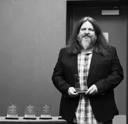 Dr. Morri Hartgraves receives excellence award