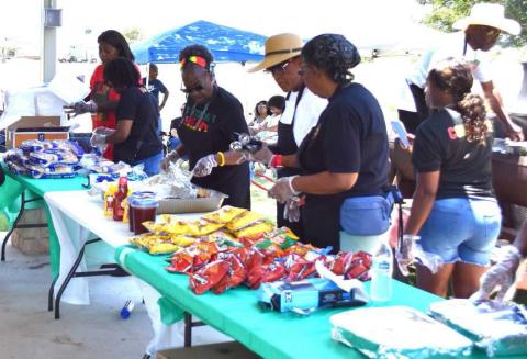 GETTING READY TO EAT – Levelland Juneteenth community members are shown preparing to serve food to residents at the annual Juneteenth celebration this past Saturday. (Staff photo)
