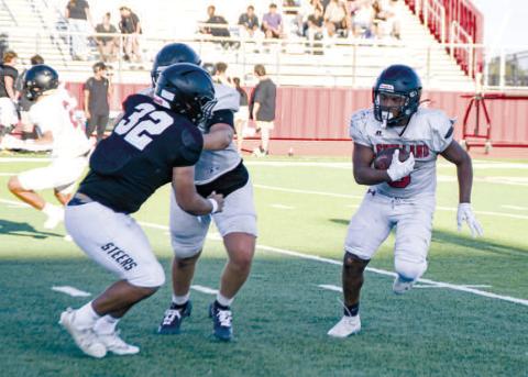 ON THE RUN – Sophomore running back Noah Martin takes the carry and rushes the football for Levelland during a scrimmage against Big Spring this past Thursday at Lobo Stadium. (Photo by Jentezen Smith)